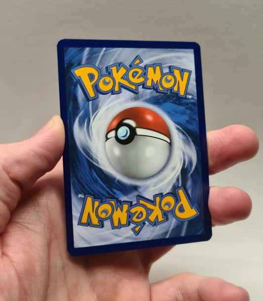 Back side of a real Pokémon card used as proxy base, shown in hand. Rückseite einer echten Pokémon-Karte als Basis für Proxy Card, gezeigt in Hand.