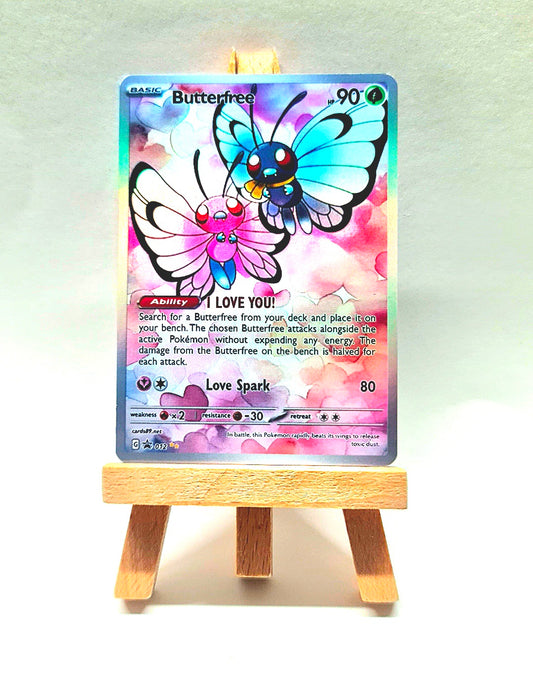 Butterfree love edition in holo design with pink butterfly artwork. Handmade custom Pokémon card, fits standard sleeves.
Butterfree Liebes-Edition im Holo-Design mit rosa Schmetterlingsmotiv. Handgemachte Pokémon Custom Karte, passt in Standard-Hüllen.