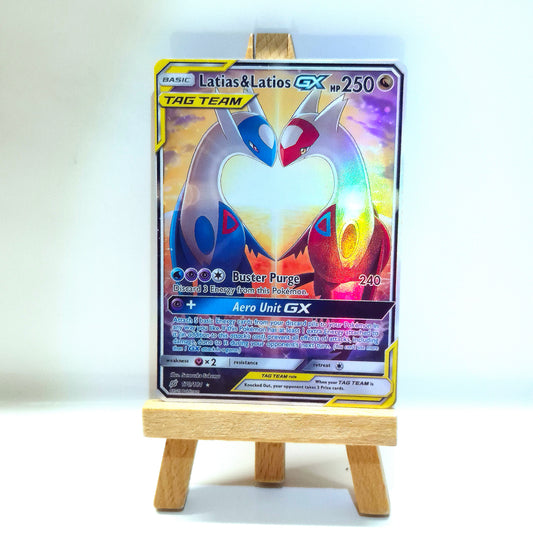 Latias & Latios GX Tag Team Karte im Holo-Design. Herz-Motiv in der Mitte, handgemachte Custom Pokémon Karte. Passend für Standard-Hüllen. Latias & Latios GX Tag Team card with heart artwork and holo design. Handmade custom Pokémon card, fits standard sleeves.